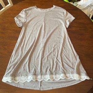 Small grey long tee with lace trim